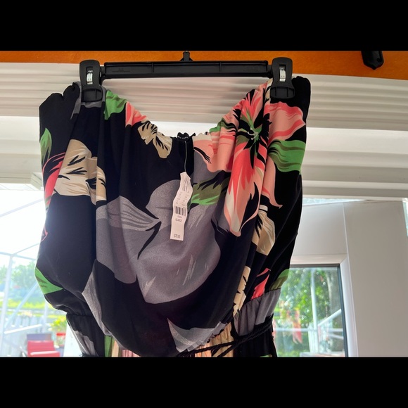 Black tropical strapless jumpsuit. NY&Co. NWT - Picture 4 of 7